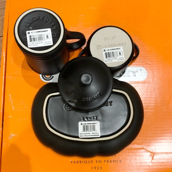 Le Creuset Matte Black with Bat Decal, set of-3! - Picture 4 of 7